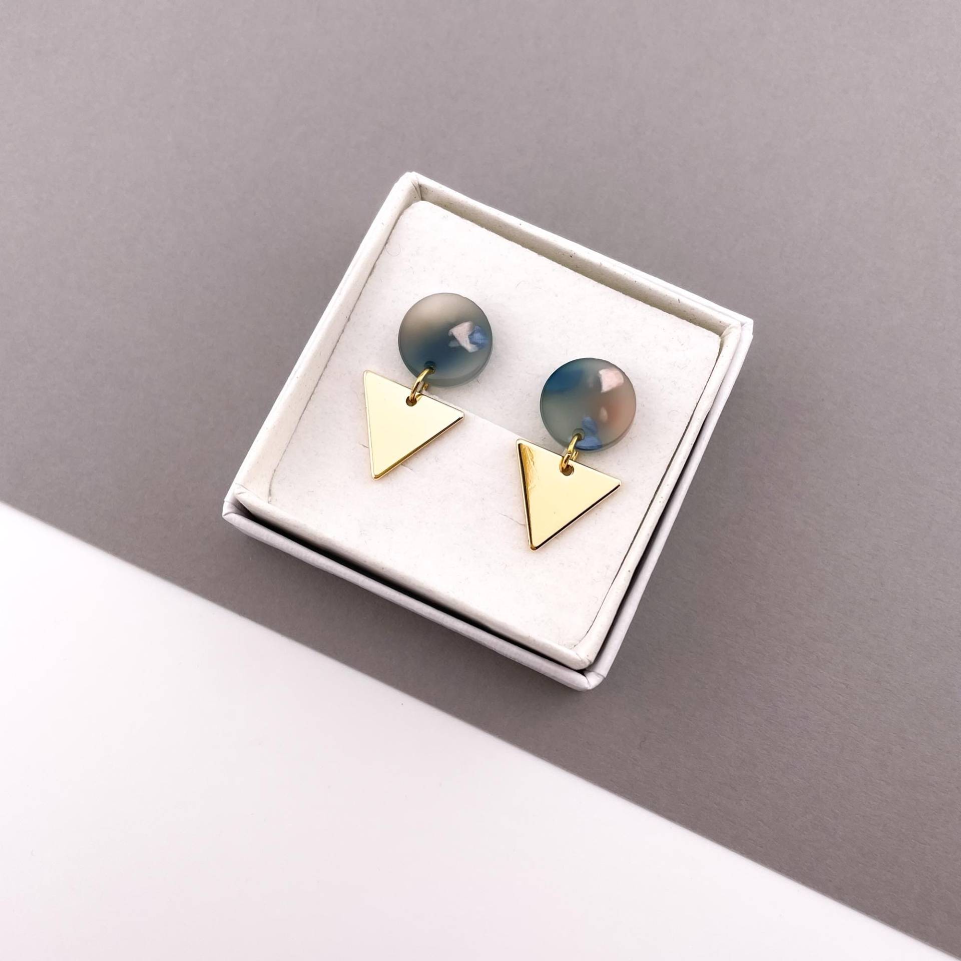 Ohrringe Ina, Acetat Blau Grau, Goldenes Messing Dreieck, Kleine Ohrringe Ina, Acetat Blau Grau, Goldenes Messing Dreieck, Kleine von Belcarat