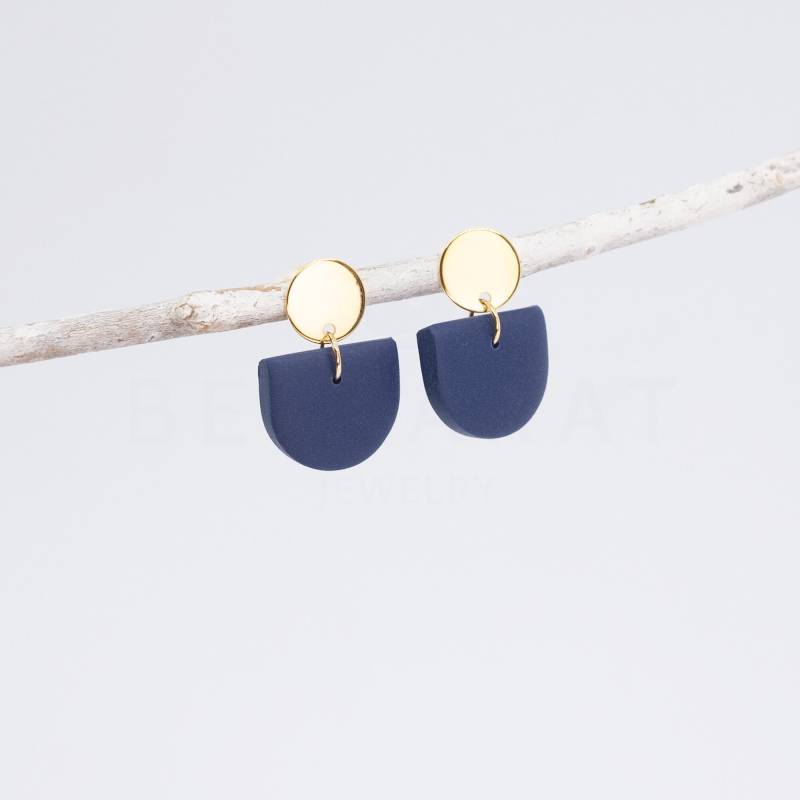 Ohrringe Juna, Kleine Polymer Clay Ohrhänger, Navy, Dunkelblau Ohrringe Juna, Kleine Polymer Clay Ohrhänger, Navy, Dunkelblau von Belcarat