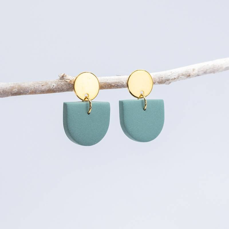 Ohrringe Juna, Kleine Polymer Clay Ohrhänger, Sage Grün, Salbei Ohrringe Juna, Kleine Polymer Clay Ohrhänger, Sage Grün, Salbei von Belcarat