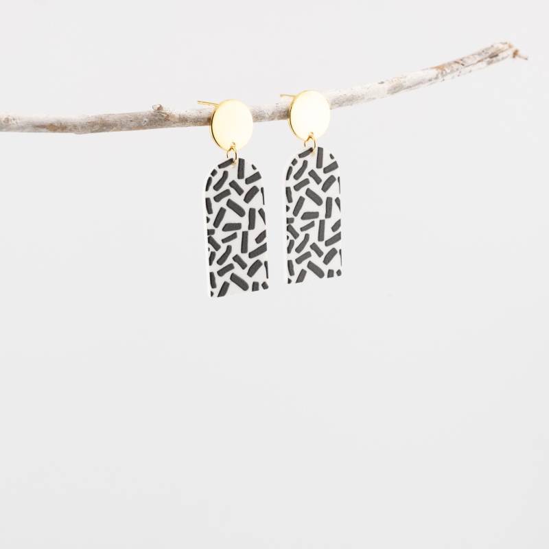Ohrringe Linn, Leichte Acetat in Schwarz Weiß, Goldene Stecker Ohrringe Linn, Leichte Acetat in Schwarz Weiß, Goldene Stecker von Belcarat