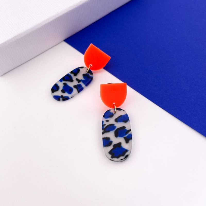 Ohrringe Lorie, Leoprint Acryl, Neon Stecker, Schwarz-Blau Gemustert, Leichte Mittelgroße Hängeohrringe Ohrringe Lorie, Leoprint Acryl, Neon Stecker, Schwarz-Blau Gemustert, Leichte Mittelgroße Hängeohrringe von Belcarat