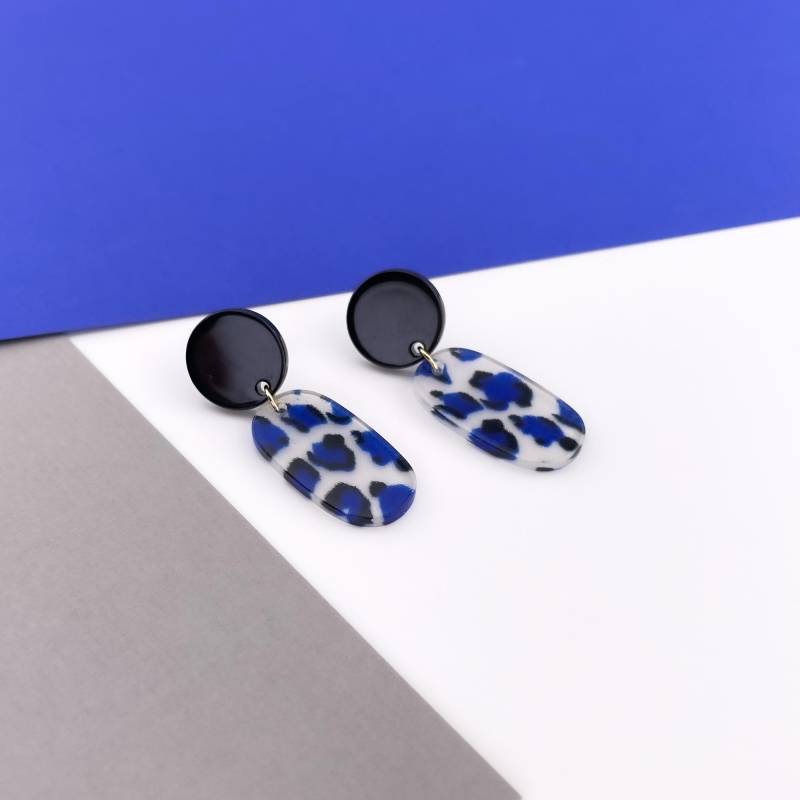 Ohrringe Lorie, Leoprint Acryl Schwarz-Blau Gemustert, Schwarze Oberteile, Leichte Mittelgroße Hängeohrringe Ohrringe Lorie, Leoprint Acryl Schwarz-Blau Gemustert, Schwarze Oberteile, Leichte Mittelgroße Hängeohrringe von Belcarat