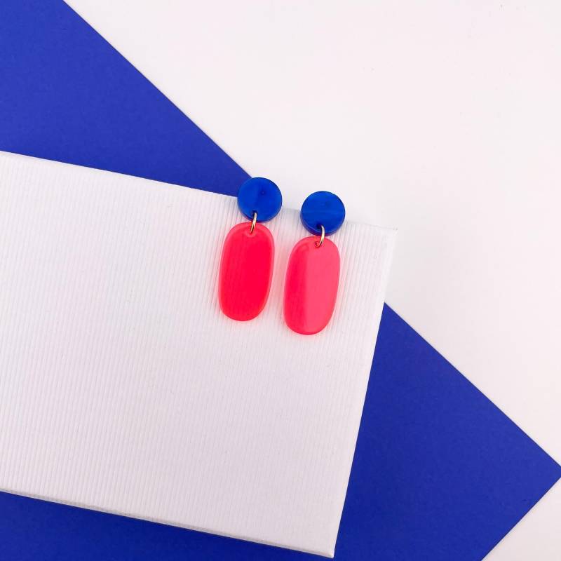 Ohrringe Lorie, Transparentes Acryl, Blau Mit Neon Pink, Leichte Mittelgroße Ohrhänger Ohrringe Lorie, Transparentes Acryl, Blau Mit Neon Pink, Leichte Mittelgroße Ohrhänger von Belcarat