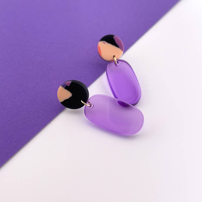 Ohrringe Lorie, Unikat, Transparentes Lila Acryl, Terrazzo Oberteil Polymer Clay, Leichte Mittelgroße Hängeohrringe Ohrringe Lorie, Unikat, Transparentes Lila Acryl, Terrazzo Oberteil Polymer Clay, Leichte Mittelgroße Hängeohrringe von Belcarat