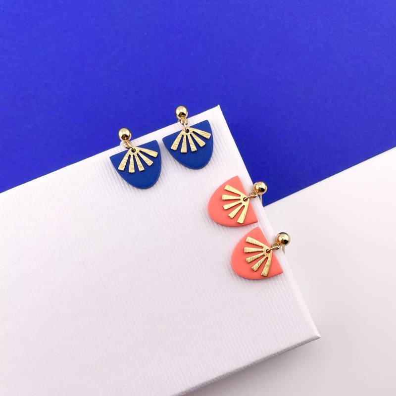 Ohrringe Luz, Korallrot, Blau, Gelb, Kleine Polymer Clay Ohrhänger, Mit Goldenem Strahlen Anhänger Ohrringe Luz, Korallrot, Blau, Gelb, Kleine Polymer Clay Ohrhänger, Mit Goldenem Strahlen Anhänger von Belcarat