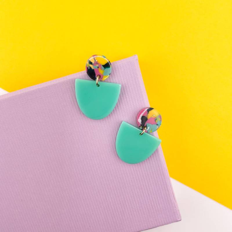 Ohrringe Mae, Acetat Bunt, Leichte Mittelgroße Hängeohrringe, Grün Und Pink Ohrringe Mae, Acetat Bunt, Leichte Mittelgroße Hängeohrringe, Grün Und Pink von Belcarat