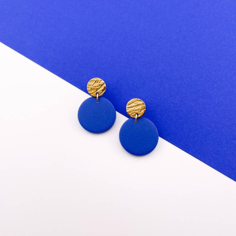 Ohrringe Mera, Polymer Clay Blau, Mittelgroß, Strukturierte Goldene Oberteile Ohrringe Mera, Polymer Clay Blau, Mittelgroß, Strukturierte Goldene Oberteile von Belcarat