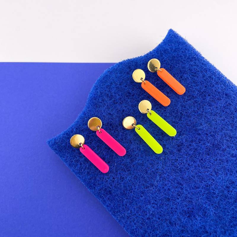 Ohrringe Nomi, Kleine Schmale Neonohrringe Aus Acryl, Mini Statement, Neonpink, Neongelb, Neonorange Ohrringe Nomi, Kleine Schmale Neonohrringe Aus Acryl, Mini Statement, Neonpink, Neongelb, Neonorange von Belcarat