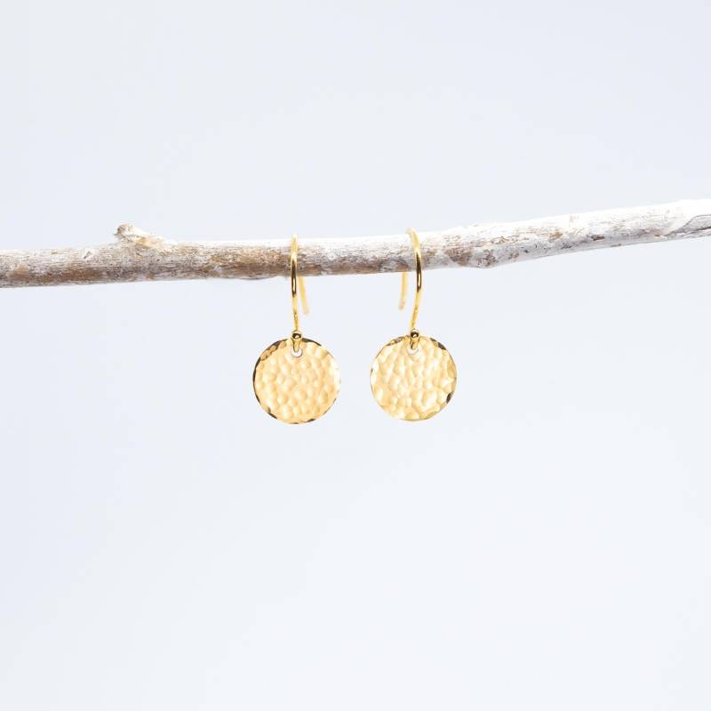 Ohrringe Oslo Gold, Gehämmerte Plättchen, Ohrhänger Aus Vergoldetem Silber Ohrringe Oslo Gold, Gehämmerte Plättchen, Ohrhänger Aus Vergoldetem Silber von Belcarat