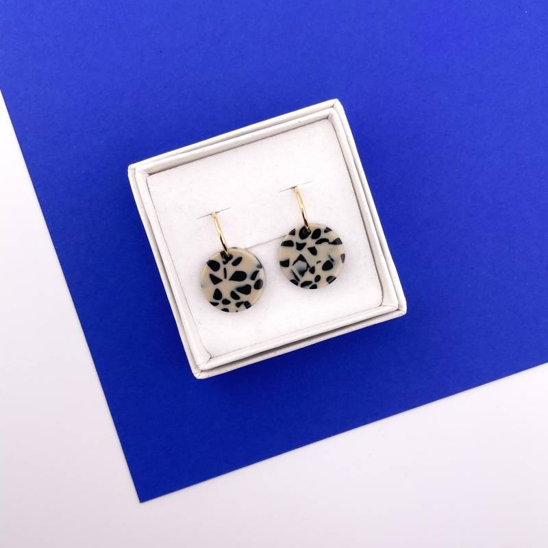 Ohrringe Rubi, Terrazzo Acetat, Schwarz Und Beige, Kleine Creolen Ohrringe Rubi, Terrazzo Acetat, Schwarz Und Beige, Kleine Creolen von Belcarat