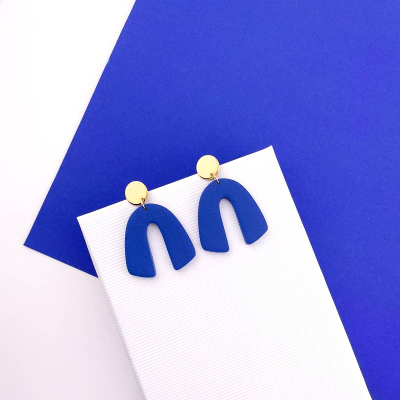 Ohrringe Tori, Mittelgroße Bögen Blau, Leichte Polymer Clay Ohrhänger Ohrringe Tori, Mittelgroße Bögen Blau, Leichte Polymer Clay Ohrhänger von Belcarat