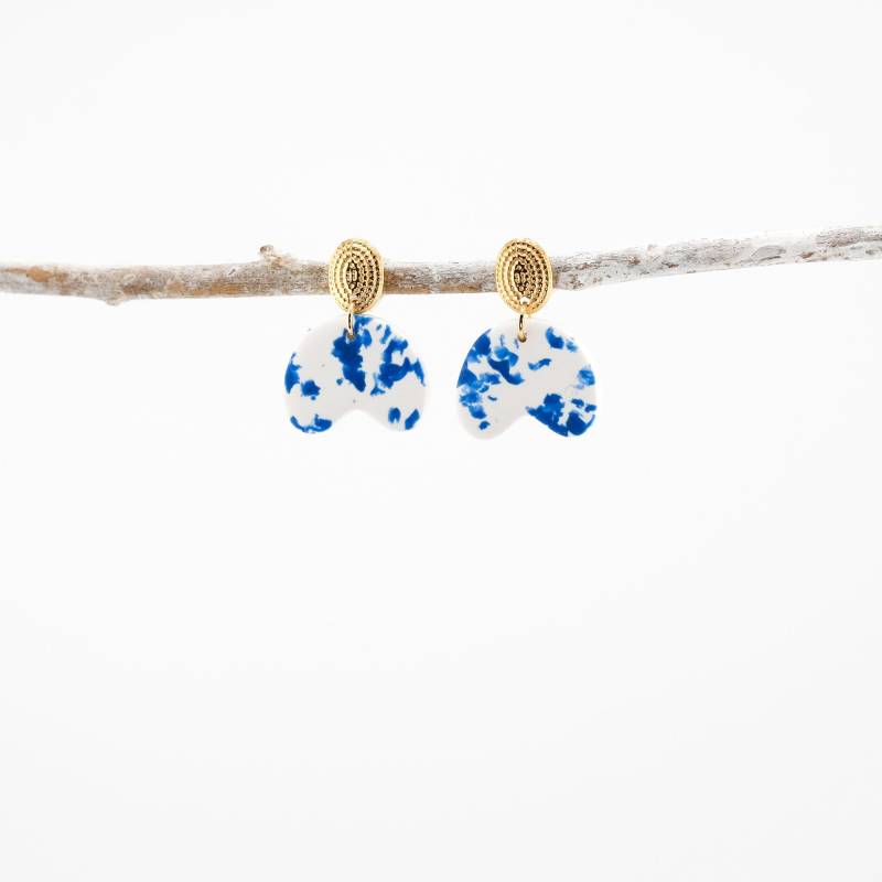 Ohrringe Zoe, Aus Polymer Clay, Blau Weiß, Kleine Leichte Ohrhänger von Belcarat