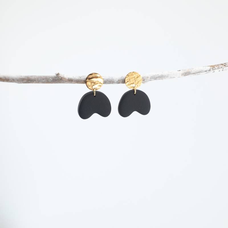 Ohrringe Zoe Schwarz Mit Gold, Kleine Polymer Clay Hängeohrringe, Strukturiertes Oberteil Vergoldet Ohrringe Zoe Schwarz Mit Gold, Kleine Polymer Clay Hängeohrringe, Strukturiertes Oberteil Vergoldet von Belcarat