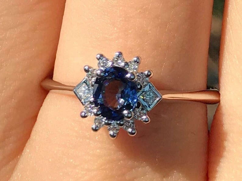 0.50Ct Echter Dunkelblauer Saphir Deco Zierlicher Ring - Natürlicher Ovaler Blauer Massiv 18K Weißgold Petite Diamant von Belesas