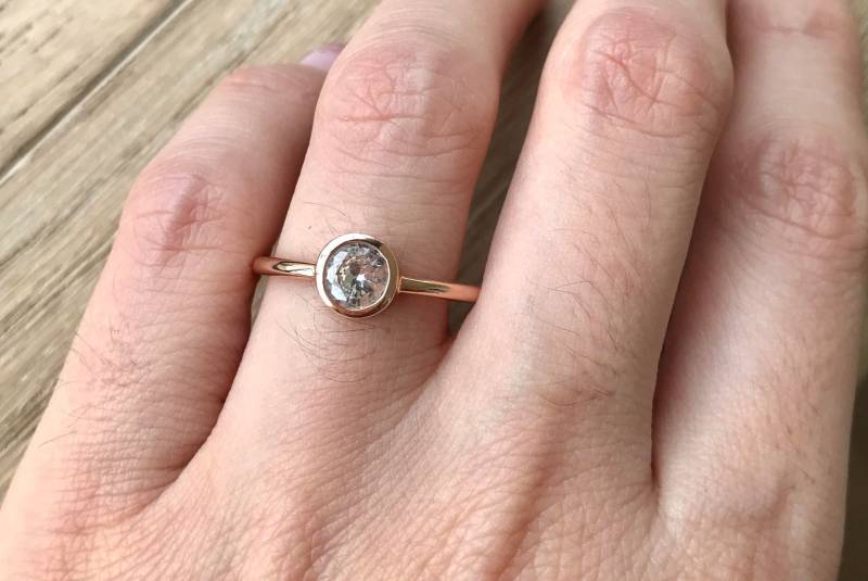 14K Roségold Saphir Ring - Weißer Verlobungsring - Schlichter Brautring - September Geburtsstein Ring von Belesas