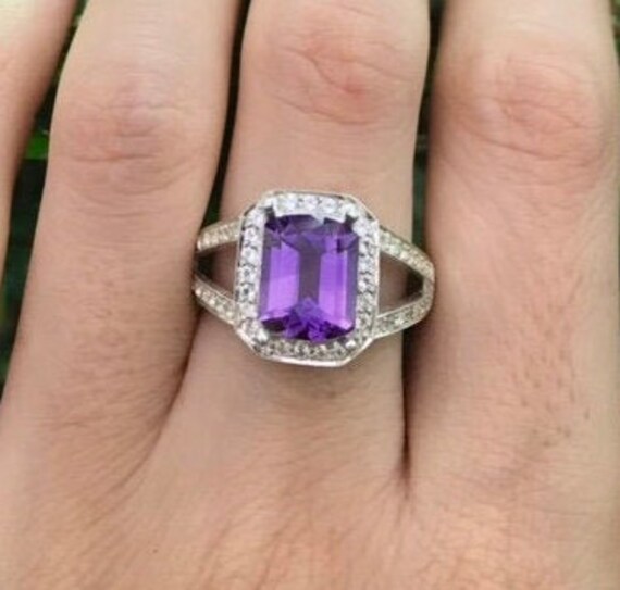2.44Ct Lila Amethyst Rechteck Solitär Ring - Smaragd Cut Split Band Verlobung Halo Edelstein Februar Ring von Belesas