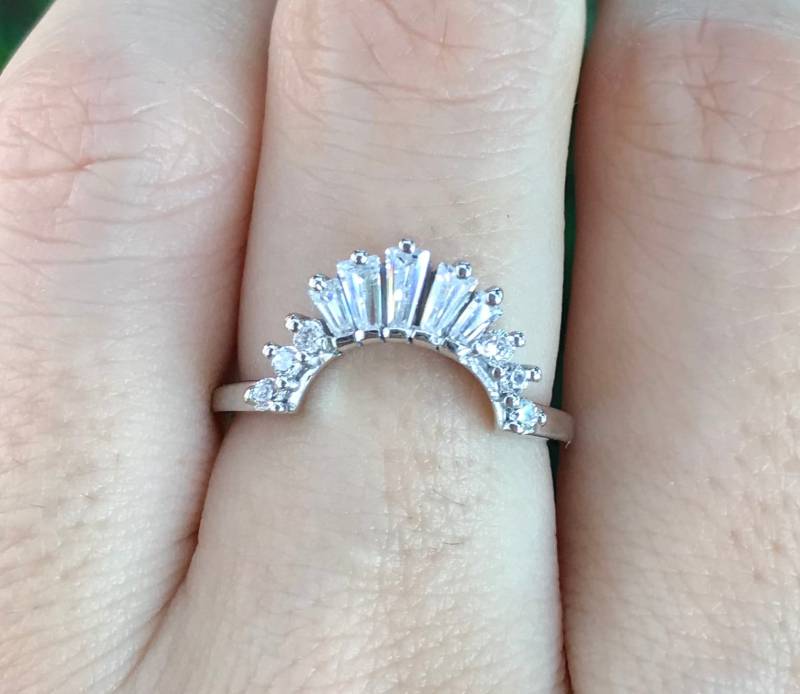 Art Deco- Ehering - Verlobung Nesting Curve Band Kontur Baguette Halbe Ewigkeit Einzigartige Frau Deco Stapelbar von Belesas