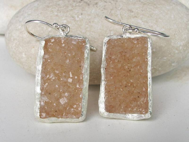 Beige Druzy Statement Ohrringe - Rohstein Rechteckiger Edelstein Boho Ohrring - Handgemachter Kräftiger Rohkristall Ohrring von Belesas