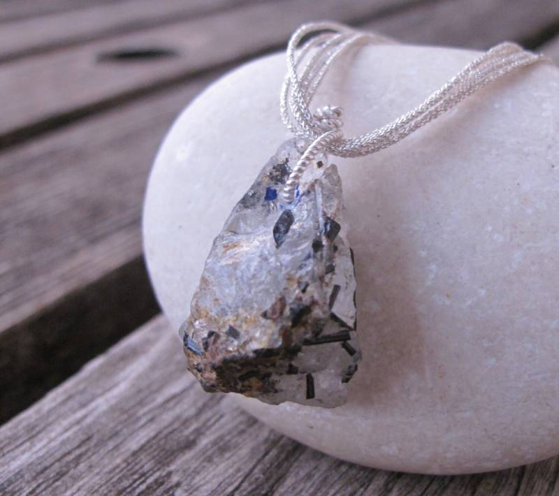 Bergkristall Halskette - Rutilquarz Rohstein Schwarzer Boho Schwarz Turmalinierter Quarz Edelstein von Belesas