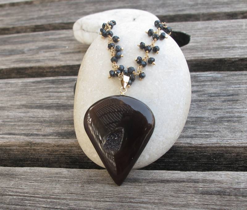 Birne Große Braune Druzy Statement Halskette - Geode Teardrop Schwarz Spinell Perlen Boho Natürliche Echte Raw von Belesas