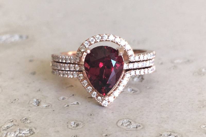 Birne Natürlicher Roter Granat 2 Karat Verlobungsringe - Echter Teardrop Facet Diamant Jahrestag 3 Ring Set Januar Birthstone von Belesas