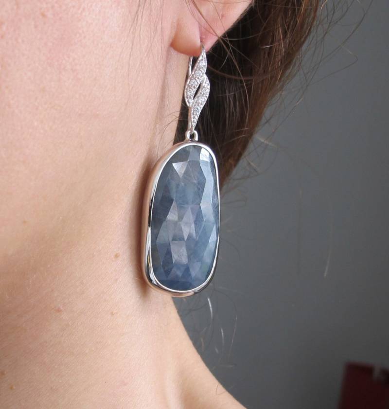 Blauer Saphir Große Rohe Statement Ohrringe - Lange Rohe Facettierte Blau Kräftige Edelstein Ohrhänger - September Ohrringe von Belesas