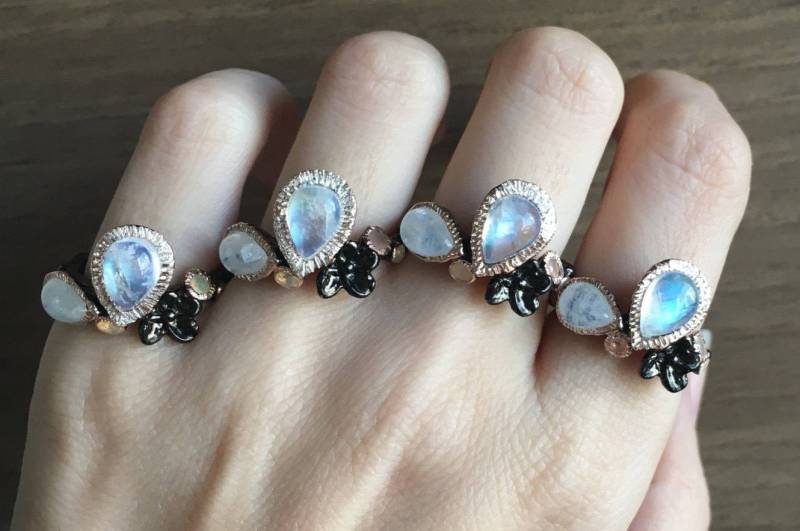 Boho Cluster Multistone Ring - Mondstein Opal Natur Inspirierter Floraler Blatt Schwarzer Gothic Punk Ring von Belesas