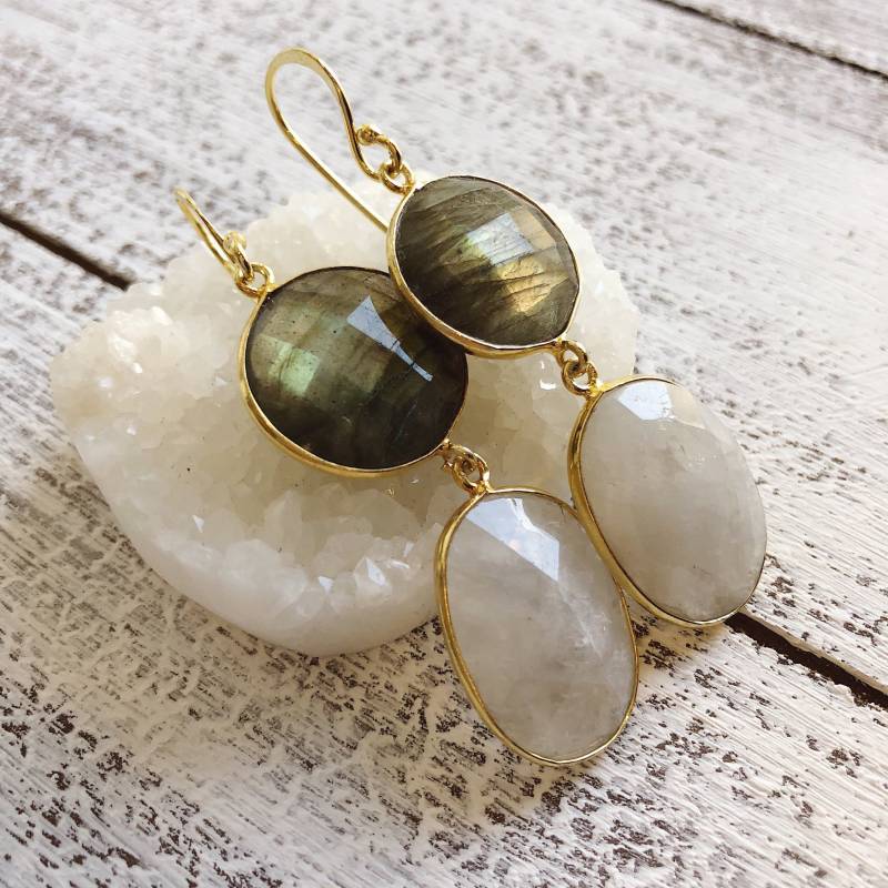 Boho Labradorit Mondstein Statement Ohrringe - Lange Baumeln Natürliche Edelstein Tropfen Handgemachte 2 Stein Irisierende Ohrringe von Belesas