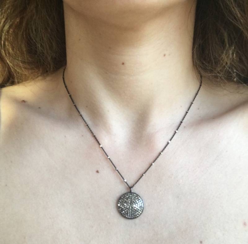 Charm Diamant Halskette - Runde Scheibe Kreis Statement Schwarze Champagner Satelliten Halskette von Belesas