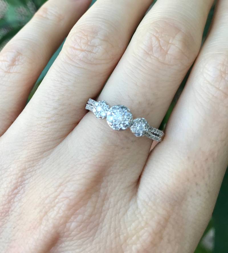 Cluster Diamant Drei Stein Ring - Split Shank Vintage Vorbesitz Weiß Gold Solitär Jahrestag Ring von Belesas