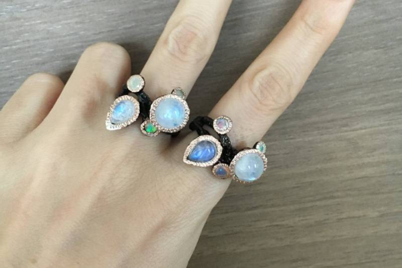 Cluster Mondstein Opal Ring - Mehrstein Gothic Statement Ast Inspirierter Schwarzer Rhodium Unikat Ring von Belesas