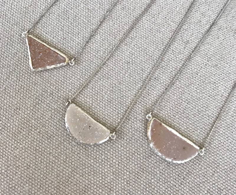 Dreieck Statement Druzy Halsketten - Funkelnde Roh Edelstein Halbmond Halskette - Unikat Layering Sterling Silber Halskette von Belesas