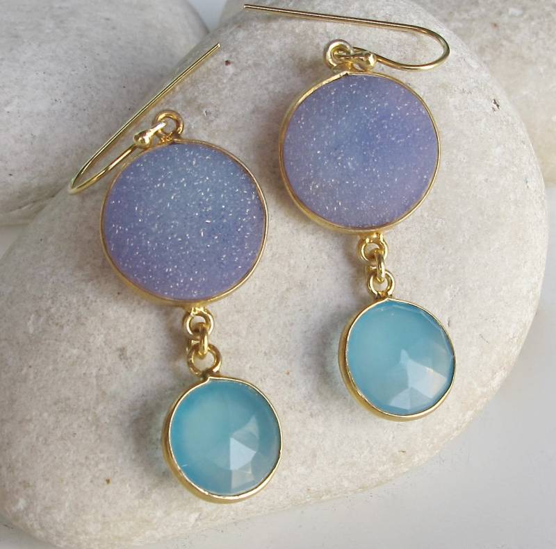 Druzy Lila Rund Tropfen Ohrring - Blauer Gold Baumeln Lange Ohrringe - 2 Stein Boho Statement Ohrring Roh Rohstein Ohrringe von Belesas