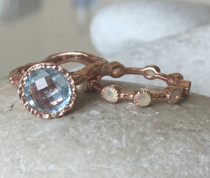 Echte 8 Mm Runde Hellblaue Topas-Rosegoldring-Set-Natürliche Facetten-Blautopas-Opal 2-Ring-Set - Natur Inspiriert Dezember Oktober Geburtsstein von Belesas