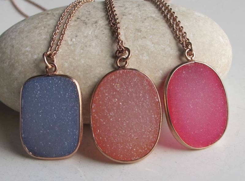 Echte Natürliche Vivid Pink Druzy Halskette - Oval Funkelnde Für Lehrer Mama Freundin Brautjungfer von Belesas