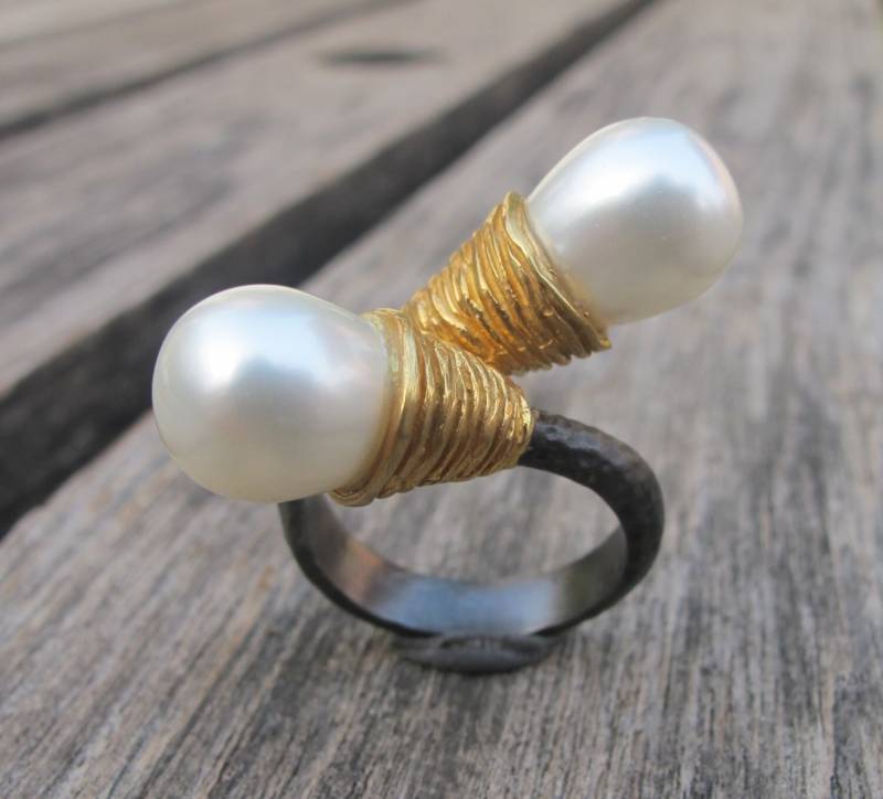 Echte Perle Aussage Toi Et Moi Schwarz Ring - Große Gehämmert Rustikal Ring-Natürliche Süßwasser Crossover Ring-Juni Birthstone Ring von Belesas