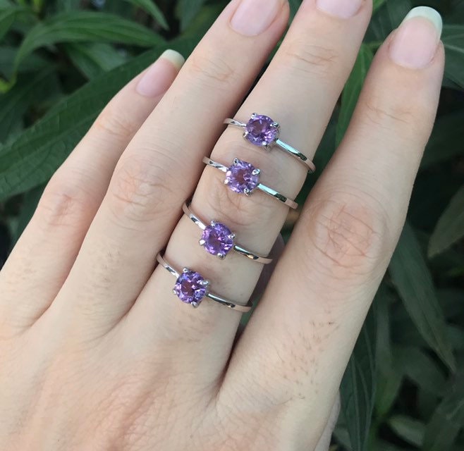 Echter Lila Amethyst Runder Zierlicher Stapelbarer Ring von Belesas