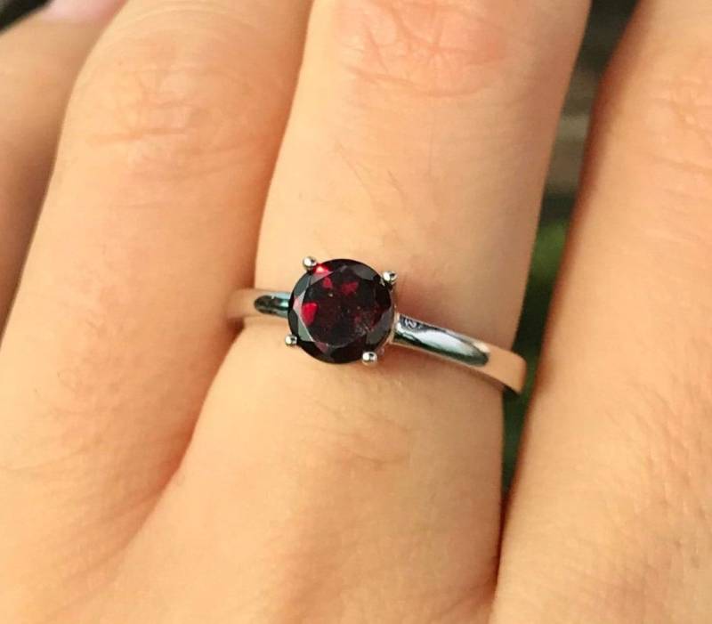 Echter Granat Runder Kleiner Ring - Stapelbarer Dunkelroter Janauary Geburtsstein Roter Edelstein Silber Ring von Belesas