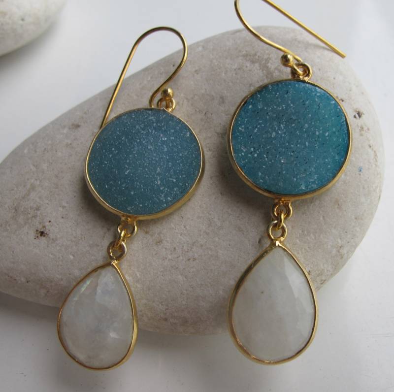 Echter Mondstein Druzy Ohrring - Einzigartiger Statement-Ohrring - Doppelstein-Ohrring - Zwei-Stein-Tropfen-Ohrring - Blau-Weiß-Einfassungs-Ohrring von Belesas