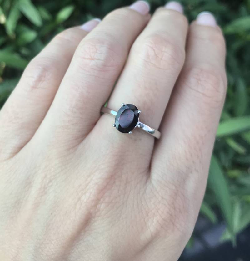 Echter Natürlicher Ovaler Granat Sterling Silber Ring - Stapelbar Dunkelroter Krappen Januar Birthstone Zierlicher Roter Stein von Belesas