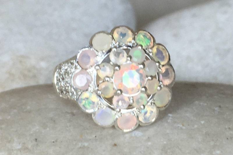 Echter Opal Cluster Floraler Halo Ring - Natur Inspirierter Statement Natürlicher Welo Solitär Feueropal Jubiläumsring von Belesas