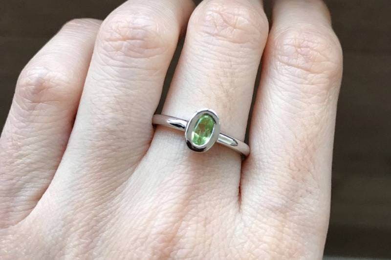 Echter Peridot Ring Oval Klein Zierliche Minimal Simple von Belesas
