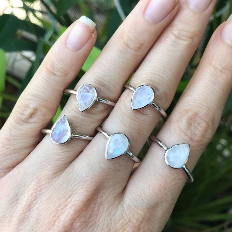 Echter Regenbogen Mondstein Silber Ring - Natürlicher Schlichter Boho Minimal Irisierender Tropfen Juni Geburtsstein Ring von Belesas