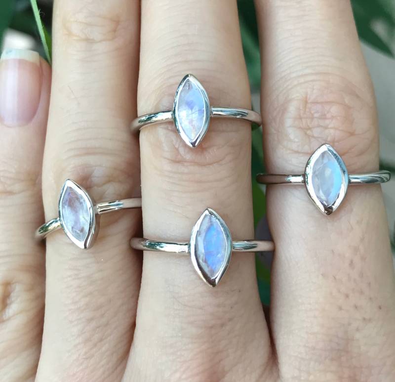 Echter Regenbogen Mondstein Stapelbarer Ring - Natürlicher Marquise Boho Schillernder Einfacher Juni Birthstone von Belesas
