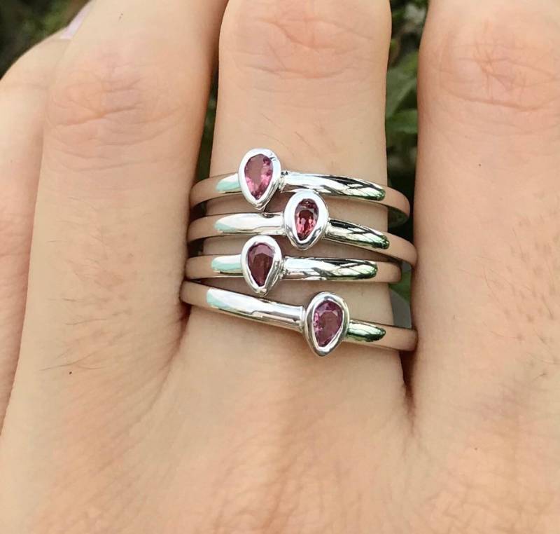 Echter Rosa Turmalin Birne Silber Winziger Ring - Natürlicher Teardrop Stack Echter Oktober Birthstone von Belesas