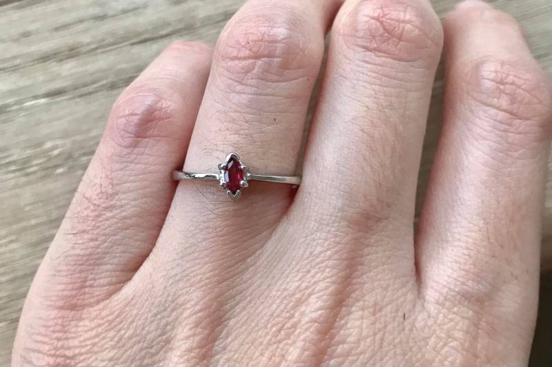 Echter Rubin Winziger Marquise Zierlicher Ring - Stapelbarer Natürlicher Juli Birthstone Roter Edelstein Kleiner Für Teenager Kind von Belesas