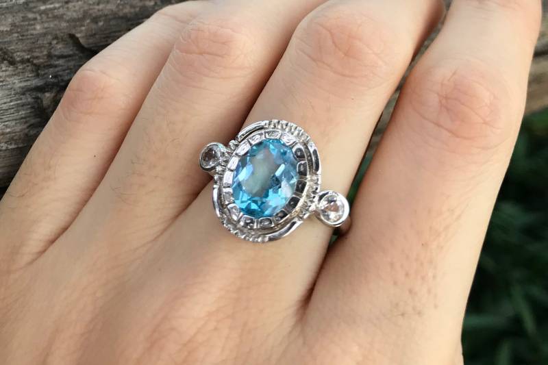 Echter Schweizer Blautopas Vintage Oval Ring - Deco Drei Blauer Stein Silber Jubiläumsring - Topas Verlobungsring - Antik Textur Lünette Ring von Belesas
