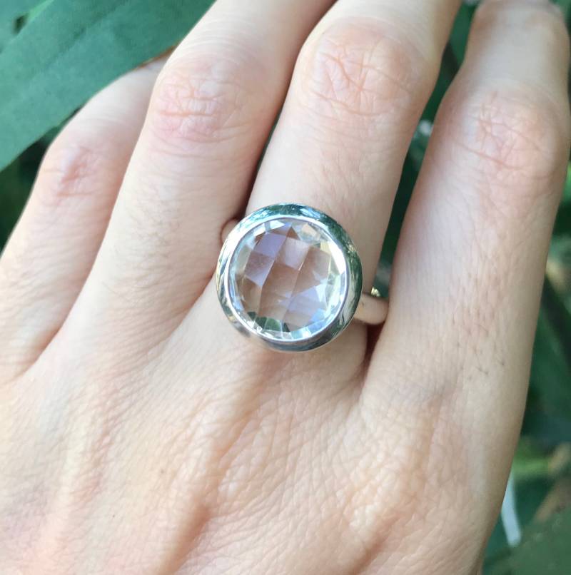 Echter Weißer Quarz Solitär Runder Ring - Farbloser Verlobungsring - Alternative Nicht-Diamant-Edelstein-Ring - Großer Facettierter Klarer Stein-Ring von Belesas