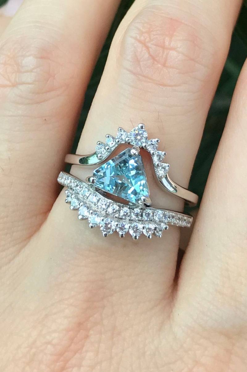 Echtes Blau 2Ct Aquamarin Brautring Set-Dreieck Große Verlobungsringe-Echte Natürliche Trillion Eheringe Für Sie von Belesas