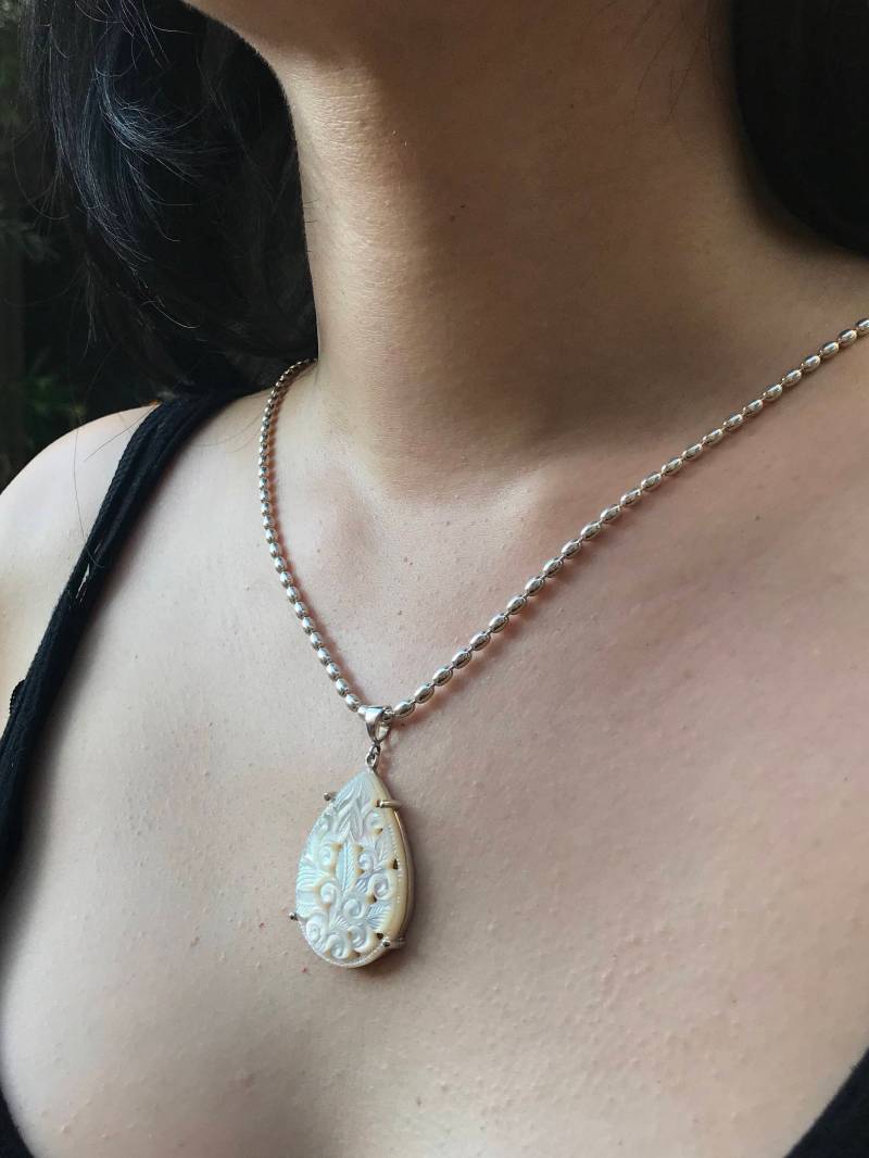 Echtes Perlmutt Carving Hochzeit Teardrop Halskette-Perle Große Natürliche Weiße Shell Perle Halskette-statement Juni Birthstone Halskette von Belesas